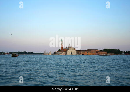 Chiesa di San Giorgio Maggiore, impostare su un isola con lo stesso nome visto dalla Piazza San Marco) Venezia, Venezia Italia Foto Stock