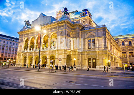 La Staatsoper (Opera di Stato) a notte. Vienna Austria Foto Stock