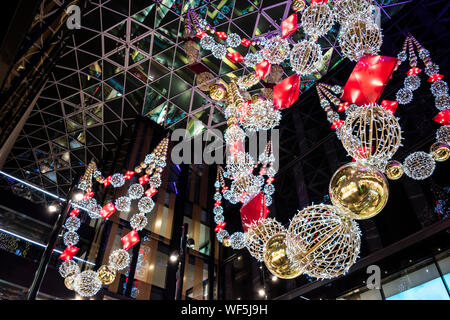 Nuovo anno e le decorazioni di Natale in centri commerciali, decorazioni appendere a soffitto. Foto Stock