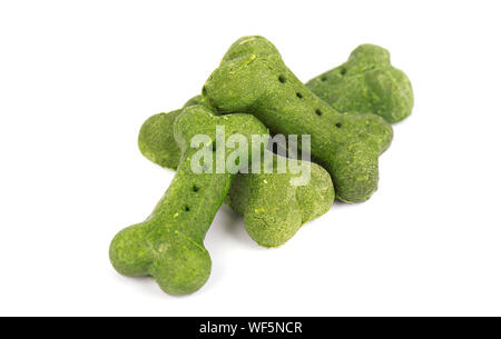 Crackers per cani a forma di osso, da alghe, isolato su sfondo bianco Foto Stock