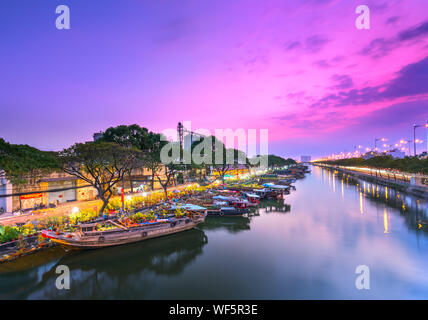 Sunset boat dock il mercato dei fiori lungo Canal wharf. Questo è il posto gli agricoltori vendono albicocca e altri fiori sul nuovo anno lunare in Ho Chi Minh City, Vietnam Foto Stock