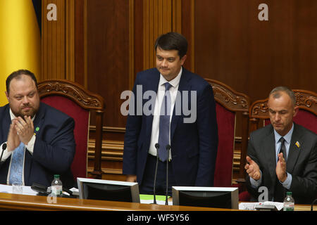 Kiev, Ucraina. Il 29 agosto, 2019. Appena nominato il parlamento ucraino Dmytro altoparlante Razumkov (C) assiste la sessione del Parlamento europeo a Kiev in Ucraina, il 29 agosto 2019. Parlamento ucraino del 9° convocazione nominato Oleksiy Honcharuk per essere l'Ucraina il primo ministro, informazioni sul Parlamento europeo sito web ufficiale ha mostrato giovedì. La sua candidatura è stata introdotta dal Presidente ucraino Volodymyr Zelensky e supportati da 290 MPs fuori 419 registrate nella sessione hall, così facendo di lui il più giovane capo di governo nella storia ucraina. Credito: Sergey/Xinhua Foto Stock