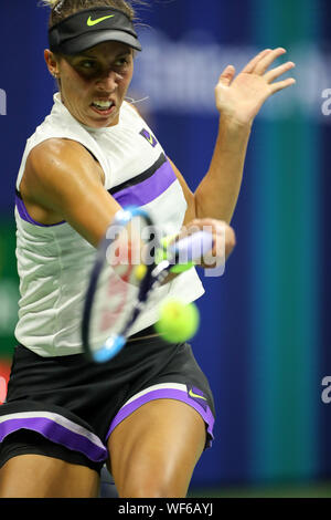 (190831) -- NEW YORK, 31 Agosto, 2019 (Xinhua) -- Madison chiavi dell'U.S. colpisce un ritorno durante le Donne Singoli Terzo turno match tra Madison chiavi di gli Stati Uniti e il suo connazionale Sofia Kenin al 2019 US Open Tennis championships in New York, Stati Uniti, il 30 agosto 2019. Foto Stock