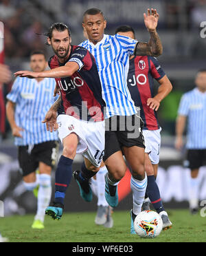 Bologna, Italia. Il 30 agosto, 2019. Spal di Igor (R) il sistema VIES del Bologna Andrea Poli nel corso di una serie di una partita di calcio tra Bologna e Spal a Bologna, Italia, Agosto 30, 2019. Credito: Alberto Lingria/Xinhua Credito: Xinhua/Alamy Live News Foto Stock