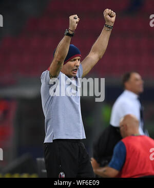 Bologna, Italia. Il 30 agosto, 2019. Bologna allenatore Sinisa Mihajlovic celebra dopo una serie di una partita di calcio tra Bologna e Spal a Bologna, Italia, Agosto 30, 2019. Credito: Alberto Lingria/Xinhua Credito: Xinhua/Alamy Live News Foto Stock