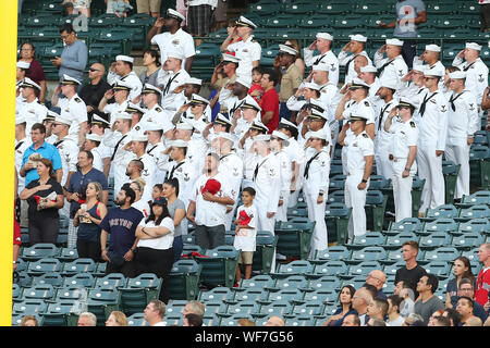 Agosto 30, 2019: US Navy sailer salute durante l'inno nazionale mentre i Red Sox fans mostrano il loro disinteresse prima che il gioco tra il Boston Red Sox ed il Los Angeles gli angeli di Anaheim presso Angel Stadium di Anaheim, CA, (foto di Peter Joneleit, Cal Sport Media) Foto Stock