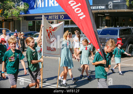 Australian i bambini della scuola elementare di marzo in un giorno di Anzac Parade di Avalon,Sydney , Australia Foto Stock