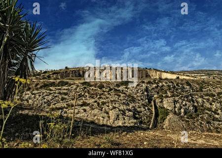 Paesaggio di Malta con una cava. Un paesaggio di Malta con una cava in Gharghur, Malta. Foto Stock