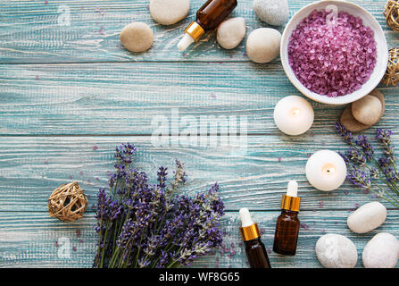 Piano di composizione dei laici con fiori di lavanda e cosmetici naturali sul vecchio sfondo di legno Foto Stock