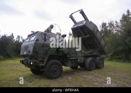 Stati Uniti Marines con 3° Battaglione, XII Reggimento Marine, terza divisione Marine, partecipare nella centrale area formazione ad alta mobilità razzo di artiglieria campo di sistema esercitazione, noto come CTA HIMARS, su Camp Hansen, Okinawa, in Giappone, dal mese di agosto 15-30, 2019. L'integrazione di HIMARS durante questo FTX consente di affinare le tattiche e le tecniche e le procedure per migliorare la Marine Corps' pronto all'interno della regione. (U.S. Marine Corps photo by Lance Cpl. Ujian Gosun) Foto Stock