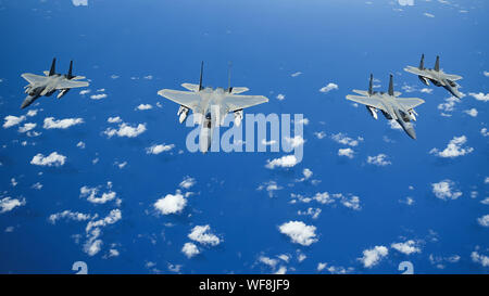 United States Air Force F-15 aquile dalla 173rd Fighter Wing al di fuori del campo di Kingsley in Klamath Falls, Oregon, volare in formazione sull'Oceano Pacifico durante la sentinella Aloha esercizio a base comune Harbor-Hickam perla, Agosto 27, 2019. Gli aeromobili provenienti da tutto il mondo hanno preso parte all'esercizio congiunto Sentry Aloha, tre settimane di esercizio di coalizione a base comune Harbor-Hickam perla a Honolulu, Hawaii. (U.S. Air National Guard Foto di Airman Prima Classe Adam Smith) Foto Stock