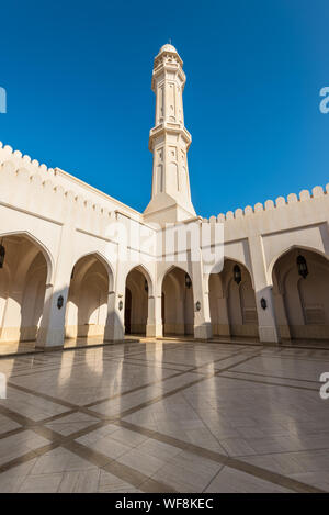 Salalah, Oman - 12 Novembre 2017: il cortile del Sultano Qaboos moschea in Salalah, Sultanato di Oman. Foto Stock