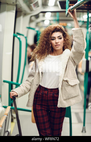 La donna araba all'interno del treno della metropolitana. Ragazza araba in abiti casual. Foto Stock