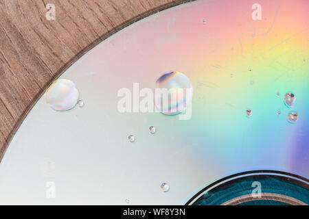 Gocce d'acqua su una rotta di memorizzazione dei dati sul disco ottico Foto Stock