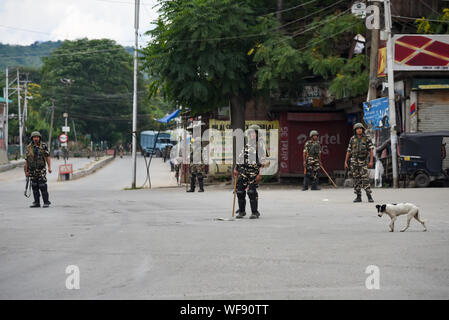 Srinagar, Jammu e Kashmir in India. Il 9 agosto, 2019. Indiano forze paramilitari stare in guardia durante le restrizioni in Srinagar Kashmir.è stato al di sotto di un blocco rigorosi imposti dalle forze di sicurezza indiane in scia di abrogazione dello status speciale di il musulmano lo stato a maggioranza. Informazioni sono state scarse, come internet e le reti di telefonia mobile sono in gran parte state bloccate. Credito: Idrees Abbas SOPA/images/ZUMA filo/Alamy Live News Foto Stock