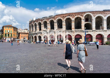 Verona, Italia - 27 Luglio 2019: i turisti al di fuori dell'antica Arena romana nella città di Verona Foto Stock