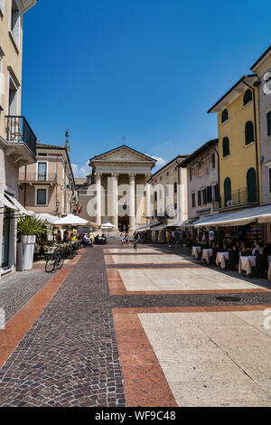 Bardolino, Italia - 27 Luglio 2019: Piazza Matteotti, la principale strada pedonale di Bardolino sul Lago di Garda Foto Stock