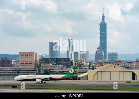 TAIPEI, Taiwan - 18 Maggio 2019: EVA Air Airbus A321-200 tassare al Taipei Aeroporto Songshan di Taipei, Taiwan. Foto Stock