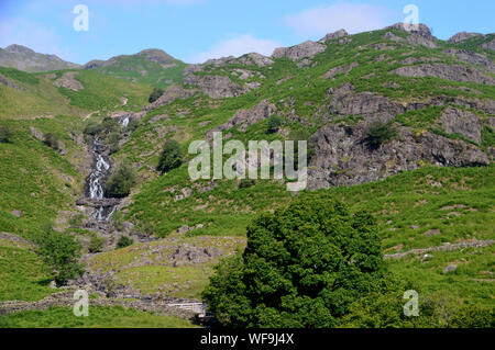 Sourmilk Gill dal percorso per il Wainwrights Tarn Crag & Blea Rigg in Easedale, Grasmere, Parco Nazionale del Distretto dei Laghi, Cumbria, Inghilterra, Regno Unito. Foto Stock