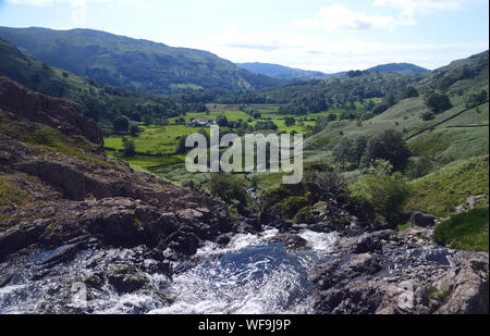 Easedale dalla sommità del Sourmilk Gill dal percorso per il Wainwrights Tarn Crag & Blea Rigg vicino a Grasmere, Parco Nazionale del Distretto dei Laghi, Cumbria. Foto Stock