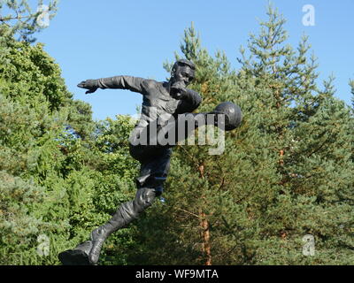 San Pietroburgo, Russia, Agosto 27, 2019 Monumento al giocatore di football Vsevolod Bobrov Foto Stock