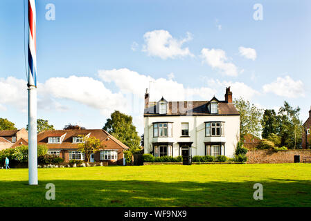 Villaggio Verde Maypole e country house, Superiore Poppleton, North Yorkshire, Inghilterra Foto Stock