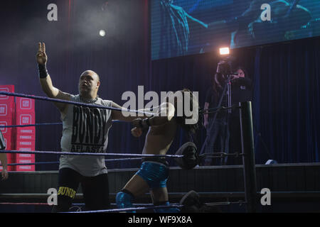 Il Cile Campeonato Nacional de Lucha Libre CNL. Vemos un Andrés 'Bundy' Cid. Perfecto Bundy. Luchador Profesional y chef chileno. " El Rudo de Rudos" sujetando un peccatore contra las cuerdas del ring. Espectáculo de Lucha Libre / CILE wrestling CNL.Nazionale Campionato di wrestling. Vediamo Andrés 'Bundy' Cid. Bundy perfetto lottatore professionista e chef cileno. "Rudo de Rudos' holding peccatore contro le corde dell'anello. Spettacolo di wrestling Foto Stock