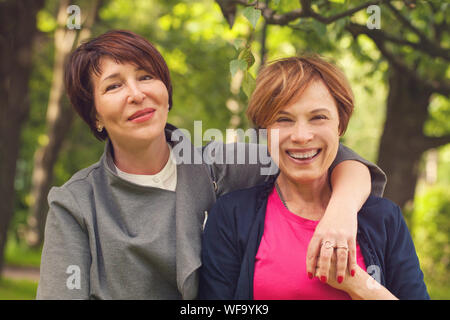 Due felici donne passeggiate in estate park, ritratto Foto Stock