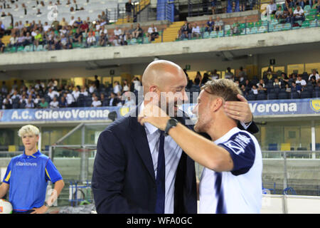 Abbraccio tra MISTER BUCCHI E MARCOLINI durante il Chievo Verona Vs Empoli, Verona, Italia, 30 Ago 2019, Calcio Calcio Italiano Serie B del campionato Gli uomini Foto Stock