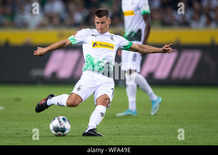 Il 30 agosto 2019, la Renania settentrionale-Vestfalia, Mönchengladbach: Calcio - Bundesliga, Borussia Mönchengladbach - RB Leipzig, Giornata 3. Gladbach Stefan Lainer gioca la palla. Foto: Marius Becker/dpa - NOTA IMPORTANTE: In conformità con i requisiti del DFL Deutsche Fußball Liga o la DFB Deutscher Fußball-Bund, è vietato utilizzare o hanno utilizzato fotografie scattate allo stadio e/o la partita in forma di sequenza di immagini e/o video-come sequenze di foto. Foto Stock