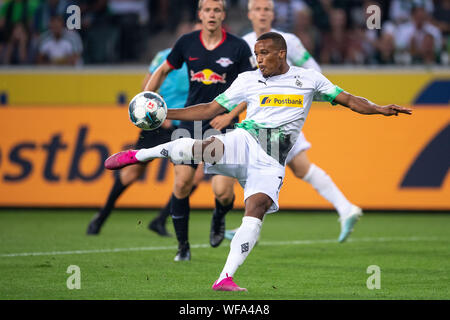 Il 30 agosto 2019, la Renania settentrionale-Vestfalia, Mönchengladbach: Calcio - Bundesliga, Borussia Mönchengladbach - RB Leipzig, Giornata 3. Gladbach's Alassane motivo gioca la palla. Foto: Marius Becker/dpa - NOTA IMPORTANTE: In conformità con i requisiti del DFL Deutsche Fußball Liga o la DFB Deutscher Fußball-Bund, è vietato utilizzare o hanno utilizzato fotografie scattate allo stadio e/o la partita in forma di sequenza di immagini e/o video-come sequenze di foto. Foto Stock