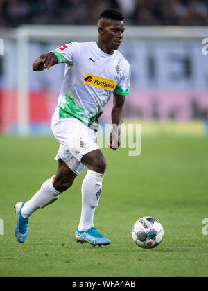 Il 30 agosto 2019, la Renania settentrionale-Vestfalia, Mönchengladbach: Calcio - Bundesliga, Borussia Mönchengladbach - RB Leipzig, Giornata 3. Gladbach's Breel Embolo gioca la palla. Foto: Marius Becker/dpa - NOTA IMPORTANTE: In conformità con i requisiti del DFL Deutsche Fußball Liga o la DFB Deutscher Fußball-Bund, è vietato utilizzare o hanno utilizzato fotografie scattate allo stadio e/o la partita in forma di sequenza di immagini e/o video-come sequenze di foto. Foto Stock