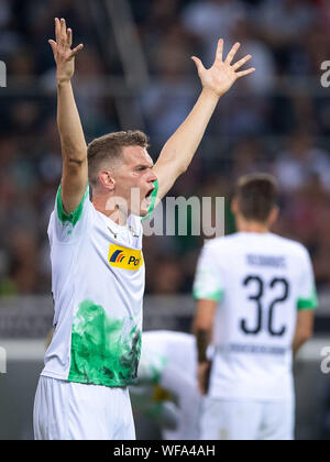 Il 30 agosto 2019, la Renania settentrionale-Vestfalia, Mönchengladbach: Calcio - Bundesliga, Borussia Mönchengladbach - RB Leipzig, Giornata 3. Gladbach's Matthias Ginter reagisce durante il gioco. Foto: Marius Becker/dpa - NOTA IMPORTANTE: In conformità con i requisiti del DFL Deutsche Fußball Liga o la DFB Deutscher Fußball-Bund, è vietato utilizzare o hanno utilizzato fotografie scattate allo stadio e/o la partita in forma di sequenza di immagini e/o video-come sequenze di foto. Foto Stock