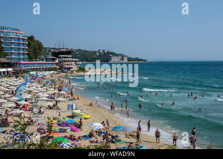 San Costantino ed Elena resort, Varna, Bulgaria 24 agosto 2019 persone godendosi il caldo, divertente spiaggia, - destinazione di vacanza con gli alberghi Foto Stock