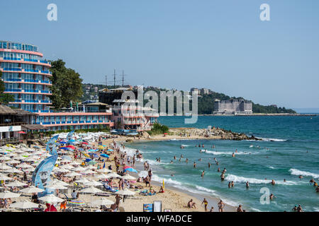 San Costantino ed Elena resort, Varna, Bulgaria 24 agosto 2019 persone godendosi il caldo, divertente spiaggia, - destinazione di vacanza con gli alberghi Foto Stock