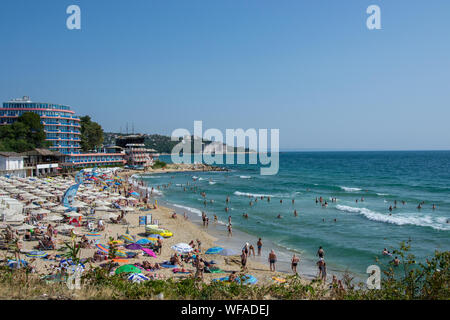 San Costantino ed Elena resort, Varna, Bulgaria 24 agosto 2019 persone godendosi il caldo, divertente spiaggia, - destinazione di vacanza con gli alberghi Foto Stock