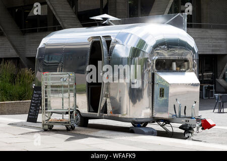 London, Regno Unito - 5 Giugno 2017: iconico Airstream trailer di viaggio essendo utilizzato come un cibo carrello sulla riva sud del Tamigi a Londra, Regno Unito Foto Stock