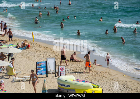 San Costantino ed Elena resort, Varna, Bulgaria 08/24/2019 persone godendosi il caldo, divertente spiaggia, - destinazione di vacanza, estate rilassante Foto Stock