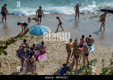 San Costantino ed Elena resort, Varna, Bulgaria 08/24/2019 persone godendosi il caldo, divertente spiaggia, - destinazione di vacanza, estate rilassante Foto Stock