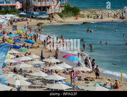 San Costantino ed Elena resort, Varna, Bulgaria 24 agosto 2019 persone godendosi il caldo, divertente spiaggia, - destinazione di vacanza con gli alberghi Foto Stock