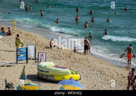 San Costantino ed Elena resort, Varna, Bulgaria 08/24/2019 persone godendosi il caldo, divertente spiaggia, - destinazione di vacanza, estate rilassante Foto Stock