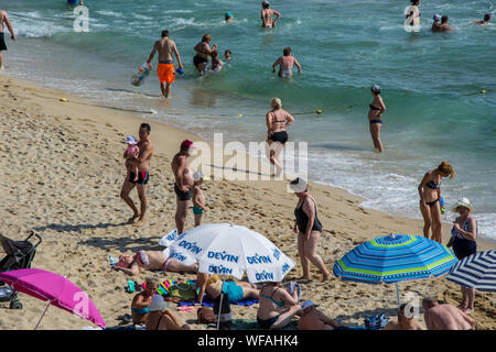 San Costantino ed Elena resort, Varna, Bulgaria 08/24/2019 persone godendosi il caldo, divertente spiaggia, - destinazione di vacanza, estate rilassante Foto Stock