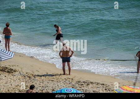 San Costantino ed Elena resort, Varna, Bulgaria 08/24/2019 persone godendosi il caldo, divertente spiaggia, - destinazione di vacanza, estate rilassante Foto Stock