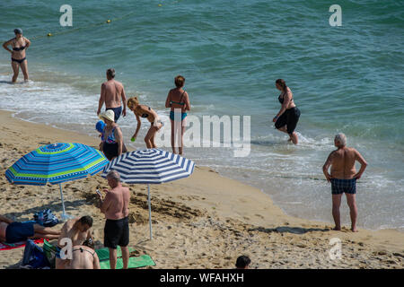 San Costantino ed Elena resort, Varna, Bulgaria 08/24/2019 persone godendosi il caldo, divertente spiaggia, - destinazione di vacanza, estate rilassante Foto Stock