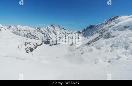 Panoramica montagna invernale nelle alpi svizzere mountain range, Svizzera Foto Stock