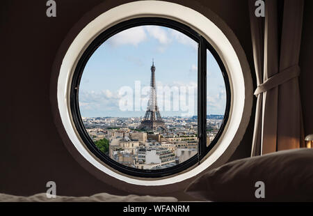 Guardando attraverso la finestrella, Torre Eiffel famoso punto di riferimento a Parigi, Francia Foto Stock