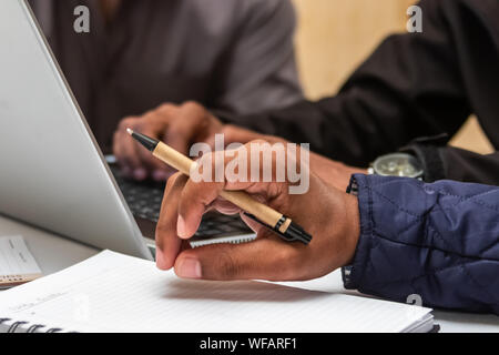 Incontro popolo africano popolazione africana avente una riunione di brainstorming, nuovi progetti Foto Stock