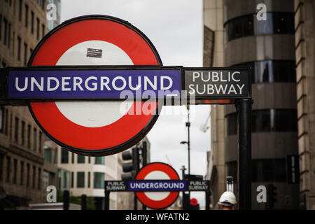 London, Regno Unito - 5 Giugno 2017: London Underground strada segno, con defocalizzata secondo segno dietro, mostrando l'ingresso alla stazione della metropolitana. Foto Stock