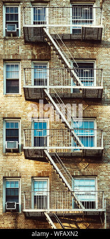 Vintage foto dai toni di un vecchio edificio con fire escape, New York City, Stati Uniti d'America. Foto Stock