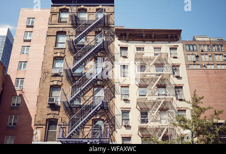 Retrò tonica foto di vecchi edifici con fuoco sfugge, di New York City, Stati Uniti d'America. Foto Stock